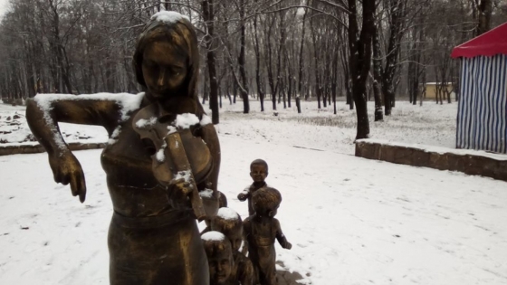 В Доброполье вандалы атаковали скульптуру материнству 