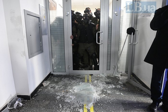 Сторонники Филарета ворвались в киевский суд, от них забаррикадировались стульями 