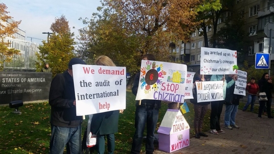 Переселенцы начали голодовку под посольством США в Украине 