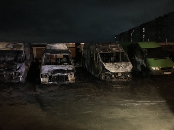 Ночью на автостоянке в Харькове сгорели четыре автомобиля 