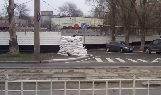В Донецке админздания закладывают мешками с песком и готовят бомбоубежища 