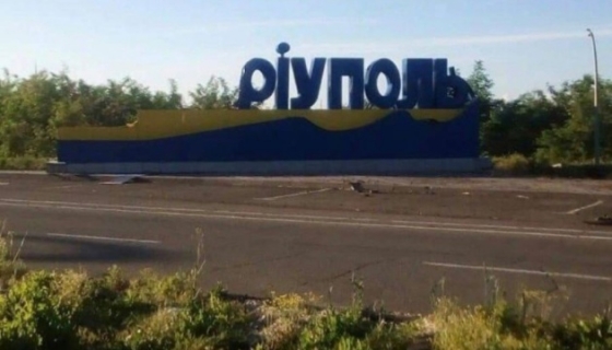 В Мариуполе захватчики арестовали девушку за сине-желтую ленту в волосах