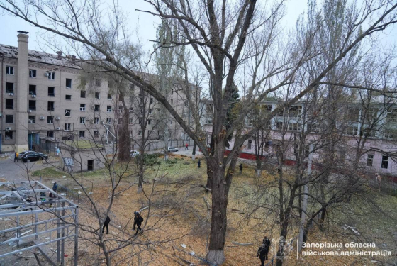 Ворог вночі атакував Запоріжжя: понівечено об’єкти інфраструктури