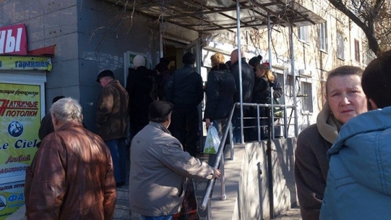 Дончане под обстрелами вынуждены выстаивать огромные очереди возле банкоматов