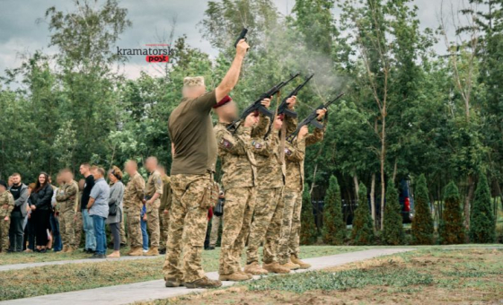 “З очима дитини та із серцем лева”: у Краматорську на Алеї Героїв попрощалися із захисником Владиславом Яснопольським