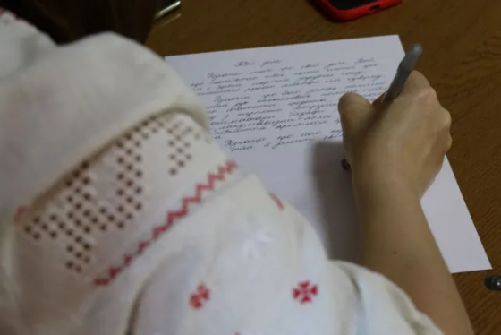 &quot;Настрій, уважність і бажання взяти ручку до рук&quot;: як підготуватися до Радіодиктанту-2024