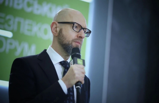 Нам потрібна не тільки протиракетна зброя, нам потрібні ракети, щоб бити по Росії, - Яценюк