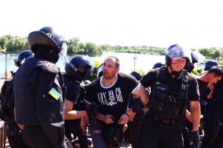 В Киеве радикалы напали на &quot;Марш равенства&quot;, ранили милиционера. Есть задержанные