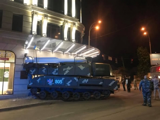 Парад ко Дню Независимости: Военная техника протаранила бизнес-центр на Подоле