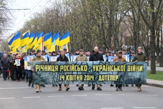 Годовщину начала АТО отметили шествием и возложением цветов к стеле с фотографиями погибших военных в Черкассах, - горсовет