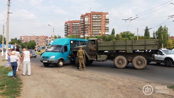 В Славянске столкнулись военный грузовик и маршрутка 