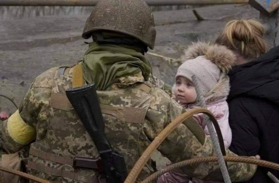 Кабмін схвалив механізм примусової евакуації дітей із одним із батьків із зон активних бойових дій 