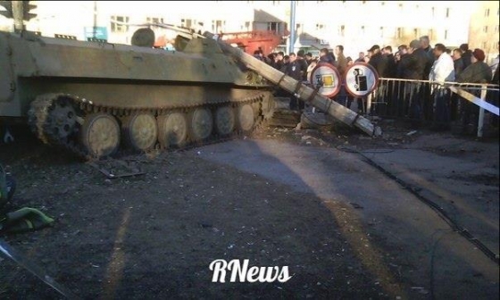 В Константиновке военный транспорт наехал на пешеходов. Есть жертвы