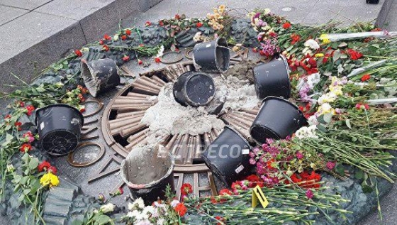 Ночью неизвестные залили цементом Вечный огонь в Киеве, - КГГА