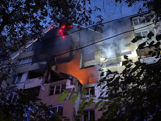 В Одесі дрон влучив у багатоповерхівку, одна з парадних зазнала значних ушкоджень — мерія та ДСНС показали наслідки
