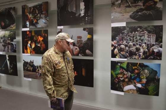 В Краматорске открылась документальная фотовыставка о боях за Иловайск 