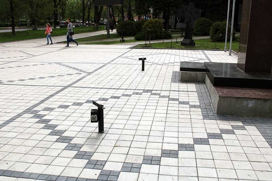 Неизвестные уничтожили подсветку памятника Шевченко и cветильники в сквере 