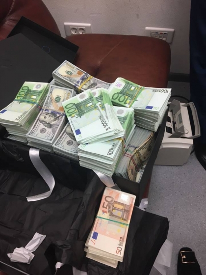 Таможенники отобрали у итальянки в Жулянах миллион долларов