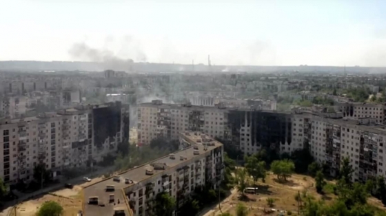В окупованому Сєверодонецьку росіяни виносять з квартир українців посуд та одяг
