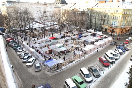 Во Львове перестали покупать вышиванки, но взялись за Ремарка и золотые тризубы