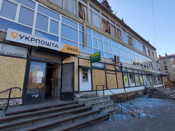 У Краматорську поновило роботу відділення «Укрпошти», поряд з яким вибухнула ракета