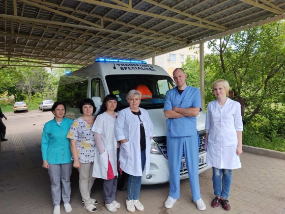 Міська лікарня №1 отримала гуманітарну допомогу: автомобіль та продукти харчування