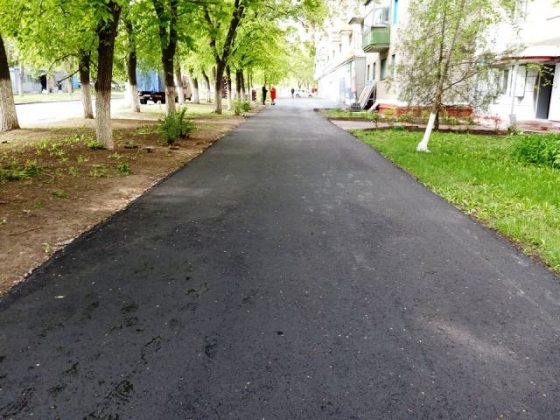 В Краматорске укладывают асфальтное покрытие на тротуаре по ул. Академической 