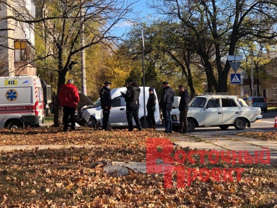 В Краматорске водитель автомобиля Lanos не справился с управлением и врезался в дерево 