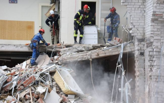 Удар по Дніпру: на зв&#039;язок вийшли двоє людей, доля ще кількох не відома