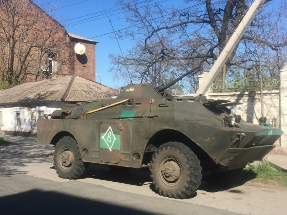 Военные на бронетехнике охраняют в Мариуполе окружные избирательные комиссии 