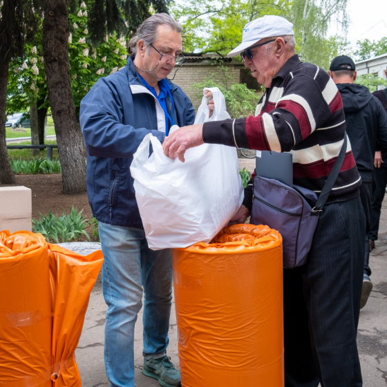 Міжнародний благодійний фонд “Руки друзів” підтримує мешканців Краматорська, які постраждали від ворожих обстрілів