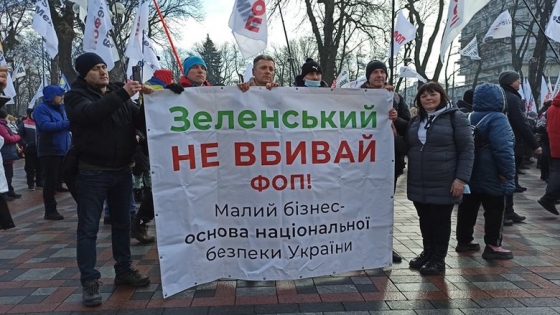 Акция SaveФОП в центре Киева: митингующих оттеснили с Крещатика, они направляются под Раду