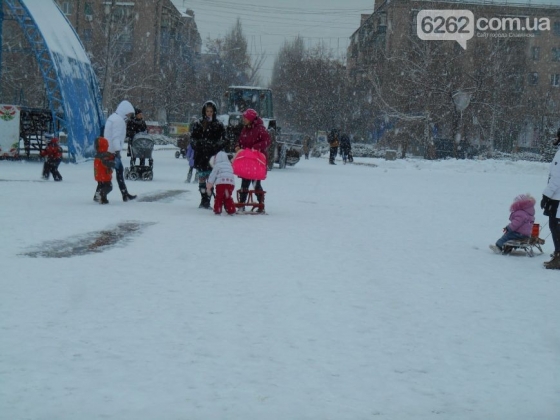 Славянск засыпает снегом. Коммунальщики утверждают, что справятся  