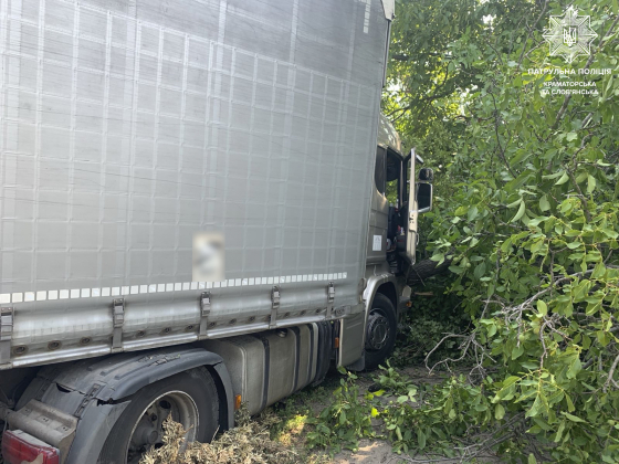 Виїхав за межі проїзної частини та наїхав на опору: патрульні склали протокол на водія вантажівки