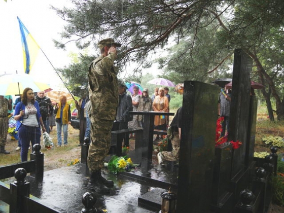В Лиманском районе открыли памятник защитнику Украины Владимиру Бражнику