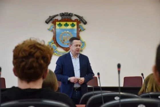 В Україні знову відкрили доступ до декларацій чиновників: скільки заробив Гончаренко