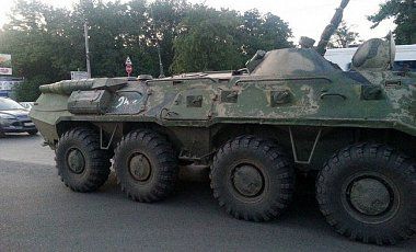 В Ростове жители заблокировали два БТР с затертыми номерами