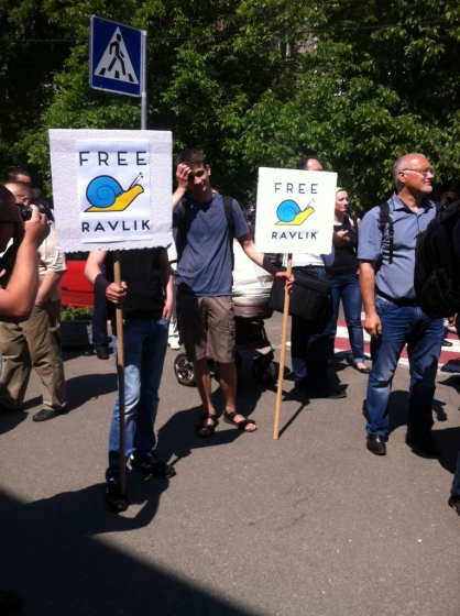 Активисты пикетируют здание МВД в Киеве, требуют освободить &quot;Равликов&quot;