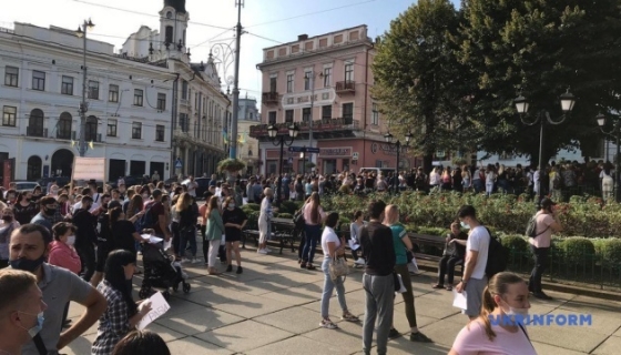 Под мэрией в Черновцах митингуют против &quot;красных&quot; карантинных ограничений