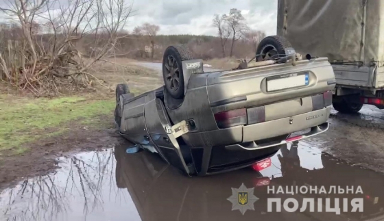 В Лимане пассажир с ножом угнал такси. Авто перевернулось по пути на Харьковщину