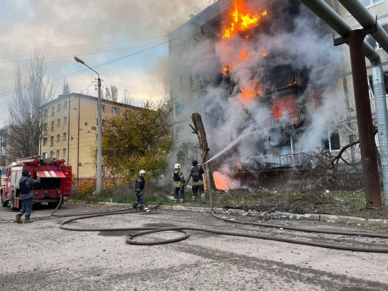 Через російський обстріл у Бахмуті сталася масштабна пожежа в багатоповерхівці на 135 кв. метрах