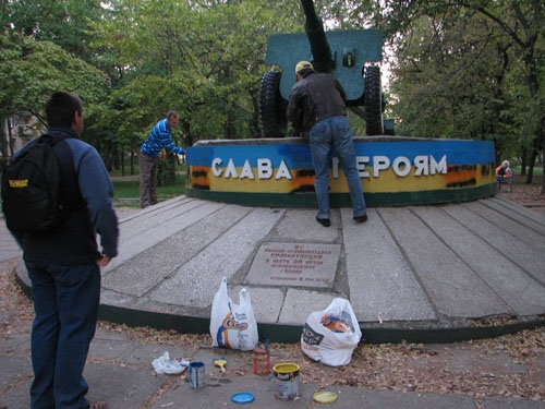 В Краматорске &quot;вычислили&quot; любителей помалевать на памятниках