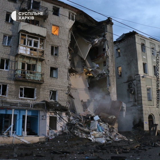 Ракетный удар по многоэтажке в Харькове разрушил подъезд