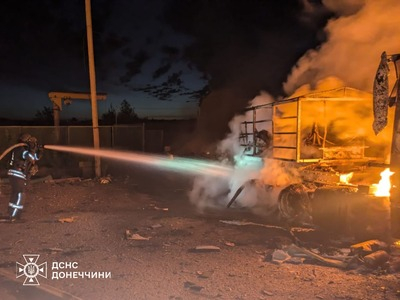 Попри ризик повторних атак рятувальники ліквідували масштабну пожежу в Краматорську (фото)