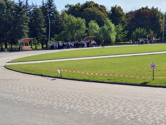 В Краматорске временно оградили доступ к газону вокруг нового флагштока (фото)