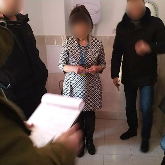 Сотрудница управления ГМС в Донецкой области попалась на крупной взятке за содействие в выдаче загранпаспорта 