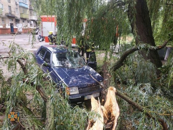 Непогода на Донетчине повредила крыши 36 зданий и оставила без света 30 населенных пунктов 