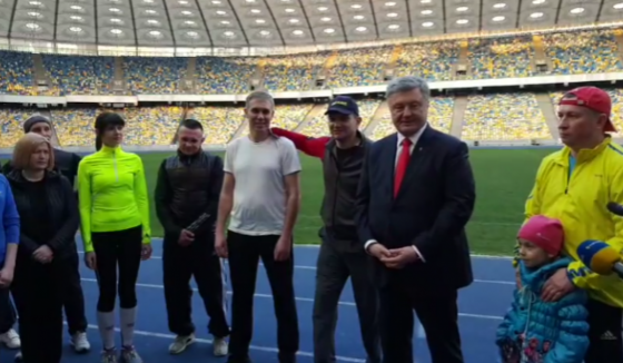 Порошенко пришел на «Олимпийский». Вокруг стадиона выстроили нацгвардейцев 