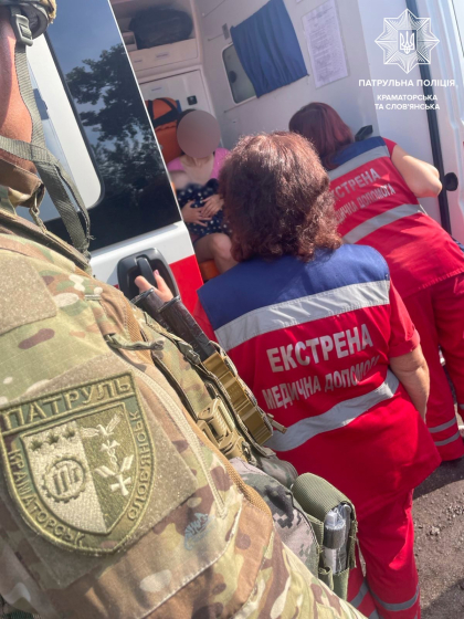 Поліціянти евакуювали з прифронтової Новогродівки жінку з дворічною дитиною