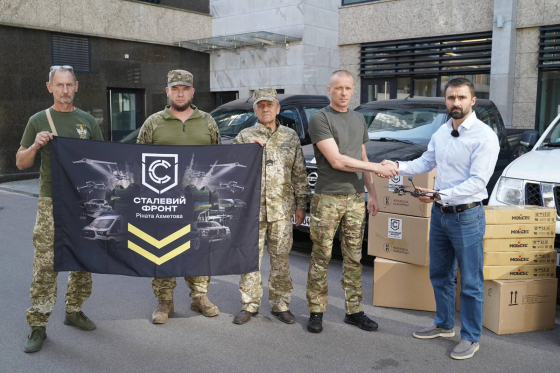 &quot;Сталевий фронт&quot; Ахметова передав пікапи і дрони на Покровський напрямок